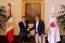 阮文海大使与墨西哥塔斯科市市长胡安•安德烈斯•维加•卡兰萨合影。（图片来源：越通社）