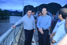 越南政府副总理梅文正前往义安省昆光乡,实地检查指导该省应对洪涝灾害工作。