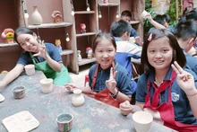 学生们在钵场陶艺村体验制作陶器。