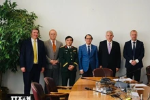 越南驻智利大使阮越强同智利参议院外交委员会主席伊万·莫雷拉·巴罗斯举行工作会议。（图片来源：越通社）