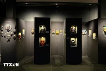 展览上展示的面具。（图片来源：越通社）