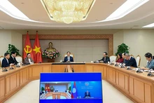 越共中央委员、政府副总理兼外交部长裴青山在越南政府总部分别与老挝人民革命党中央委员、外交部长通沙万·丰威汉以及老挝人民革命党中央对外联络部代理部长本勒瓦·潘达努翁通电话。(图片来源:baoquocte.vn)