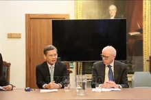 黎明智院长与英国最高法院院长罗伯特·里德举行会谈。（图片来源：越通社）