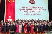 越共中央书记处常务书记陈锦秀送花祝贺越共河内市委员会。