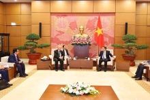 越南国会副主席阮德海会见德国世界大学生协助组织主席卡姆比兹·加瓦米。（图片来源：越通社）