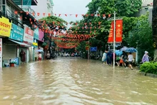 连夜大雨导致河内多条街道严重积水。