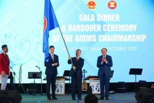 第九届东盟体育部长会议东道主职务移交给柬埔寨。（图片来源：越通社）
