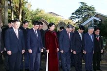 苏林总书记一行拜谒马克思墓地。(图片来源:越通社)