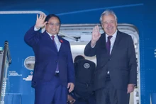 越南总理范明正和联合国秘书长安东尼奥·古特雷斯共同乘坐专机赴马来西亚出席第四十七届东盟峰会。（图片来源：VGP）