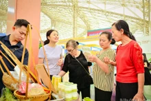 河内秋季特有的扁糯米制品吸引了当地居民和游客。