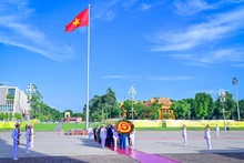 古巴全国人民政权代表大会主席埃斯特万·拉索·埃尔南德斯一行入陵瞻仰胡志明主席遗容。