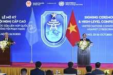 越南政府总理范明正与联合国秘书长出席《河内公约》开放签署仪式新闻发布会。