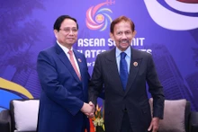 范明正总理会见文莱苏丹哈吉·哈桑纳尔·博尔基亚。(图片来源:VGP)