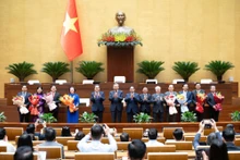 越共中央总书记苏林、政府总理范明正、国会主席陈青敏及党和国家领导同志向新任命的副总理、部长和部分国会委员会主任送花表示祝贺。