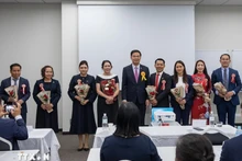 越南驻日本大使范光效与协会新一届委员会成员合影留念。(图片来源:越通社)