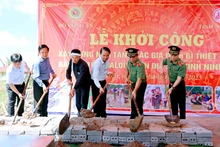 为受第10号台风及其残余环流影响的家庭建设新房的奠基仪式。（图片来源：baochinhphu.vn）