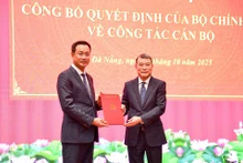 黎明兴同志向黎玉光同志颁发越共中央政治局的任命决定书。（图片来源：VGP）