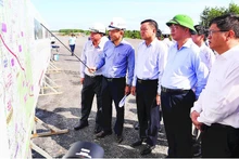 得乐省人民委员会领导视察庆和至邦美蜀高速公路项目。