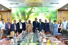 南非森林、渔业和环境部代表团访问越南。