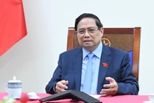 越南政府总理范明正同泰国总理阿努廷·参威拉恭通电话。