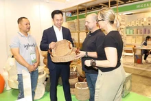国际客户了解越南手工艺品。