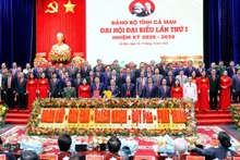 越共金瓯省委员会合影。