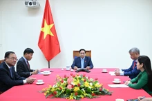 越南政府总理范明正同泰国总理阿努廷·参威拉恭通电话。