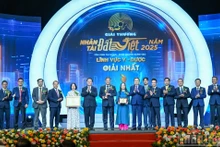 国会主席陈青敏和越共中央宣教与民运部部长阮重义向获奖作者团队颁发奖状。（维灵 摄）