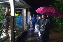 岘港市人民委员会副主席陈南兴视察受灾地区。（图片来预案：越通社）