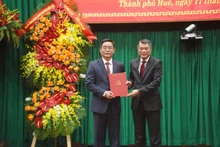 中央组织部部长黎明兴向阮廷忠同志颁发决定书。（图片来源：VGP）