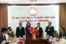 越南祖国阵线胡志明市委员会与老挝建国阵线万象委员会、老挝建国阵线占巴塞省委员会在胡志明市签署2025年至2030年阶段合作谅解备忘录。