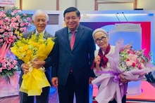 阮志勇副总理向陈青云教授和黎金玉教授送鲜花，表示祝贺。
