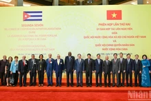越南国会主席陈青敏与古巴全国人民政权代表大会主席埃斯特万·拉索·埃尔南德斯同与会代表合影。