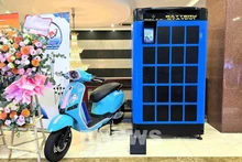 Selex品牌的电动车及其电池更换站模型。(图片来源:Bnews)