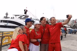 国际游客在下龙国际游轮码头拍照。