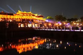 附图：顺化市用夜间旅游产品留住游客的脚步。