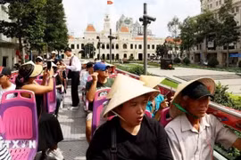 游客乘坐胡志明市双层巴士参观游览。（图片来源：越通社）