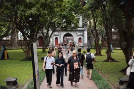 外国游客参观文庙-国子监。