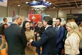 在博览会期间，越南驻保加利亚大使阮氏明月与保加利亚旅游部长米罗斯拉夫-博尔绍什（Miroslav Borshosh）举行会晤。（图片来源：越通社）