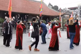 富寿春曲是与雄王祭祀信仰紧密相连的一种民间表演艺术形式，于2017年被联合国教科文组织列入人类非物质文化遗产代表作名录。（图片来源：越通社）