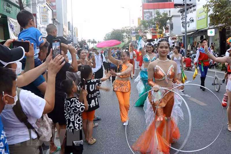 2022年顺化节：文化色彩的街头艺术节热闹开场 ảnh 9