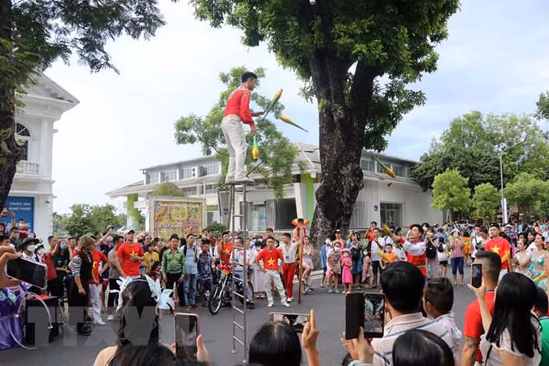 2022年顺化节：文化色彩的街头艺术节热闹开场 ảnh 8