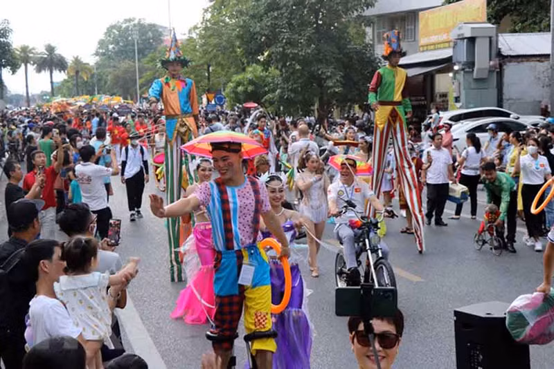 2022年顺化节：文化色彩的街头艺术节热闹开场 ảnh 7