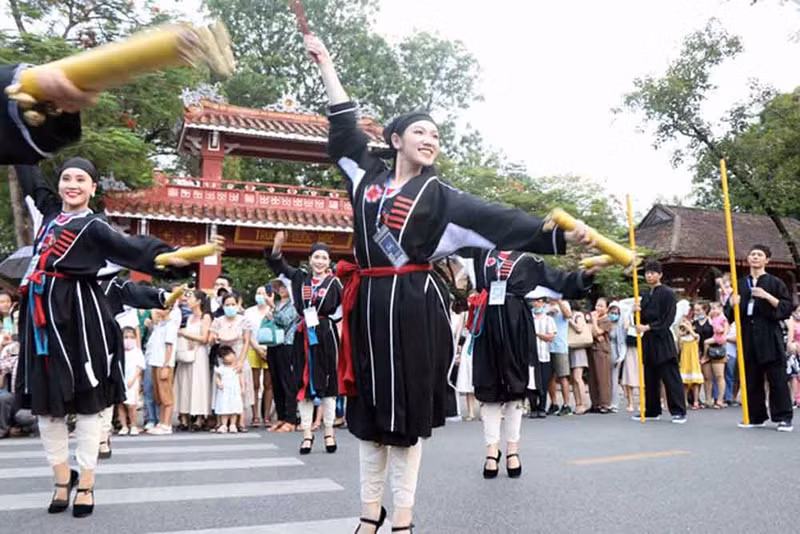 2022年顺化节：文化色彩的街头艺术节热闹开场 ảnh 4