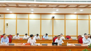 越共中央政治局与宁平省委常委会和得乐省委常委会举行工作会议【组图】