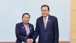 越南国会主席陈青敏会见老挝国会副主席顺通。（图片来源：越通社）