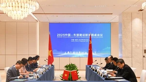 越南建设部副部长阮祥文率领的代表团与中国代表团举行重要双边会谈。（图片来源：建设报）
