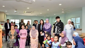国会主席陈青敏夫人阮氏青娥同马来西亚下议院议长夫人普安丝丽·拿督诺莱尼·莫哈末（Puan Sri Datin Noraini Mohd）一起参观了普马塔库尼亚（Permata Kurnia）中心。