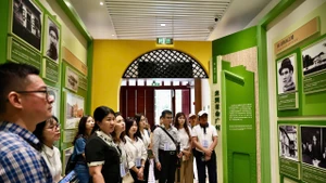 越南媒体代表团参观越南青年革命同志会旧址。
