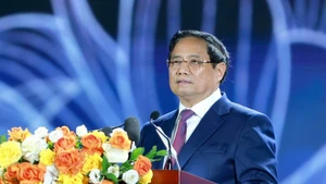 政府总理范明正在活动上发表讲话。（图片来源：VGP）